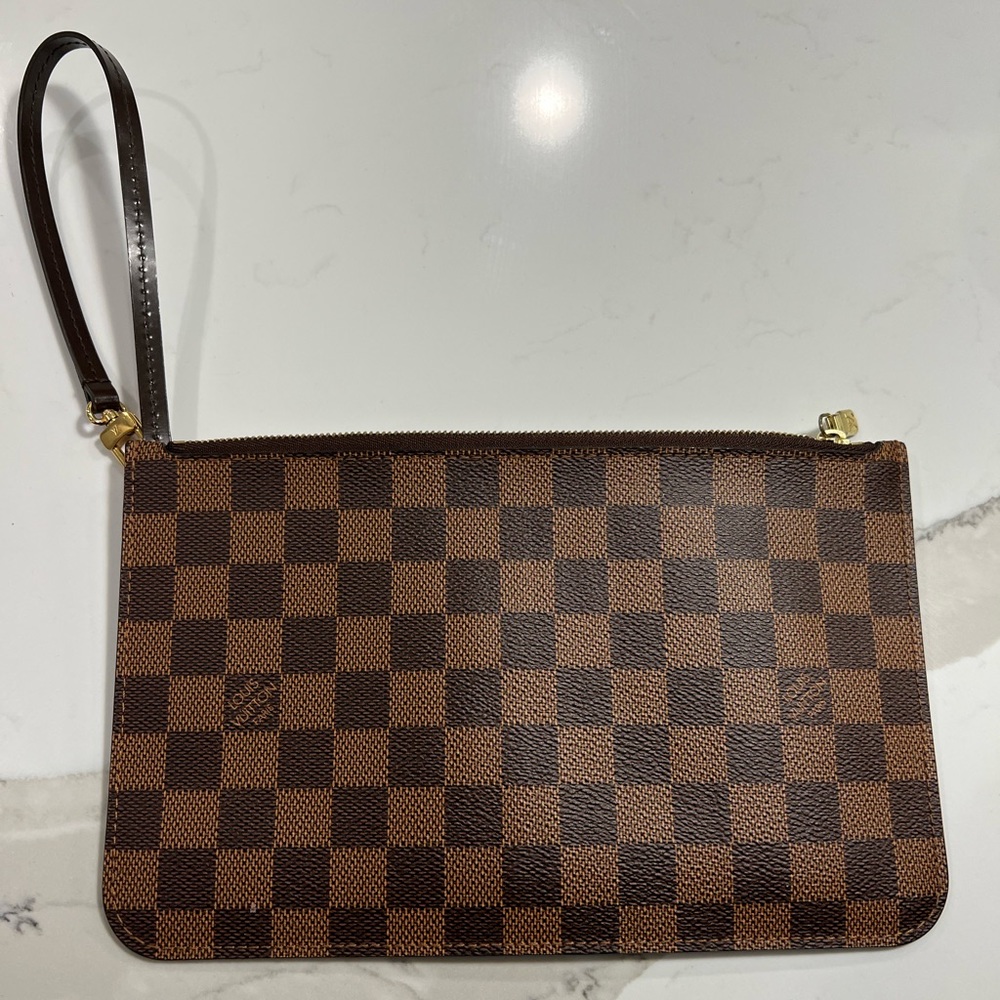 LOUIS VUITTON
Damier Ebene Neverfull MM Pochette